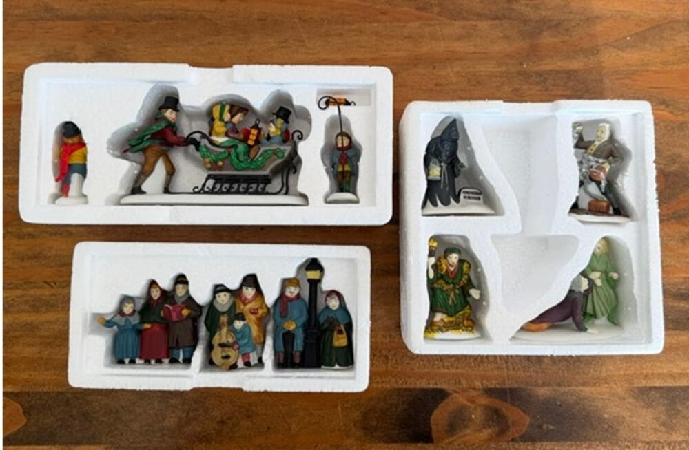 Department 56 Christmas Carol Spirits, Caroling with the Cratchit Family Lot #5
